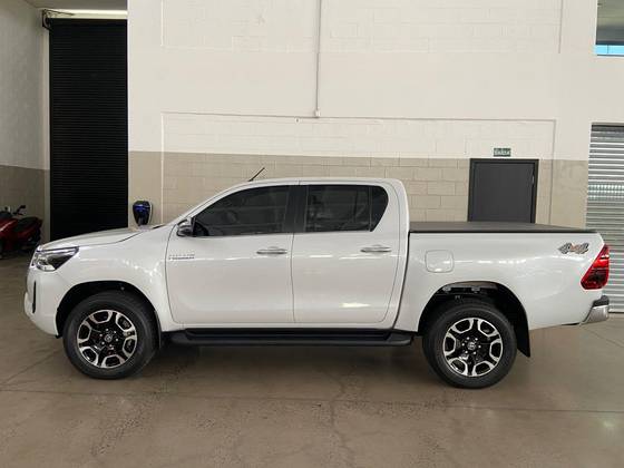 TOYOTA HILUX 2.8 D-4D TURBO DIESEL CD SRX 4X4 AUTOMÁTICO